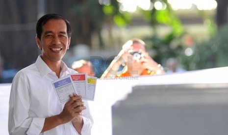 Gubernur DKI Jakarta, Joko Widodo menunjukkan surat suara saat mencoblos di TPS 27 Menteng, Jakarta Pusat, Rabu (9/4). (Republika/Prayogi)