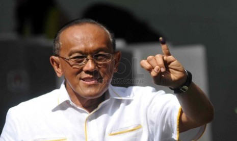  Ketua Umum Partai Golkar Aburizal Bakrie menggunakan hak pilih di TPS 32, Menteng, Jakarta Pusat, Rabu (9/4).  (Republika/ Wihdan)