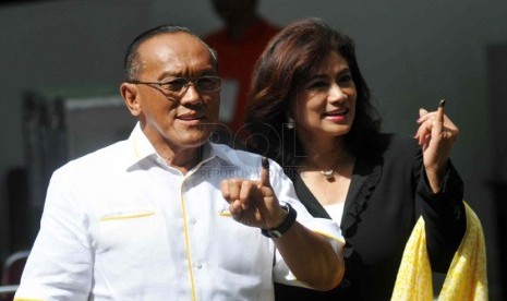  Ketua Umum Partai Golkar Aburizal Bakrie bersama isteri Tatie Bakrie menggunakan hak pilih di TPS 32, Menteng, Jakarta Pusat, Rabu (9/4). 