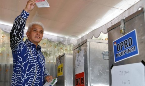  Menko Perekonomian Hatta Rajasa, mencoblos di Desa Jejawi, Kecamatan Jejawi, Kabupaten Ogan Komering Ilir (OKI), Rabu (9/4). (Republika/Maspril Aries) 