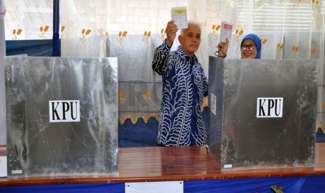   Menteri Koordinator Perekonomian Hatta Rajasa, mencoblos di kampung halamannya, Desa Jejawi, Kecamatan Jejawi, Kabupaten Ogan Komering Ilir (OKI), Sumatera Selatan, Rabu (9/4). (Republika/Maspril Aries) 