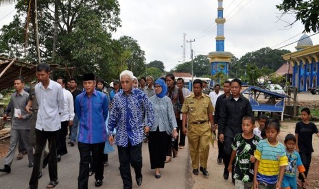  Menko Perekonomian Hatta Rajasa, mencoblos di Desa Jejawi, Kecamatan Jejawi, Kabupaten Ogan Komering Ilir (OKI), Rabu (9/4). (Republika/Maspril Aries) 