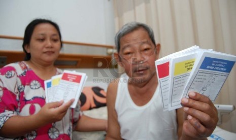   Seorang pasien dan keluarganya memperlihatkan surat suara yang telah dicoblos di Rumah Sakit Persahabatan, Jakarta Timur, Rabu (9/4) (foto: Raisan Al Farisi)