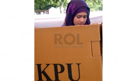  Seorang wanita sedang menggunakan hak pilihnya di TPS kawasan Blang Cut, Banda Aceh, Nanggroe Aceh Darussalam (NAD), Rabu (9/4). (Republika/Rusdy Nurdiansyah)