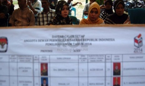   Sejumlah warga sedang menunggu giliran untuk menggunakan hak suaranya di TPS kawasan Blang Cut, Banda Aceh, Nanggroe Aceh Darussalam (NAD), Rabu (9/4). (Republika/Rusdy Nurdiansyah)