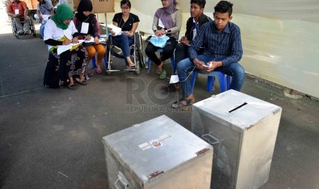   Seorang penyandang difable antusias memantau perhitungan suara pemilu legislatif di Tempat Pemungutan Suara (TPS) 58 di Dinas Sosial Budi Bhakti, Pondok Bambu, Jakarta Timur, Rabu (9/4). (Republika/Agung Supriyanto)