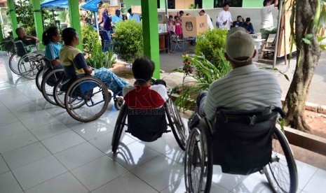  Penyandang difable antusias memantau perhitungan suara pemilu legislatif di TPS 58 di Dinas Sosial Budi Bhakti, Pondok Bambu, Jakarta Timur, Rabu (9/4). (Republika/Agung Supriyanto)