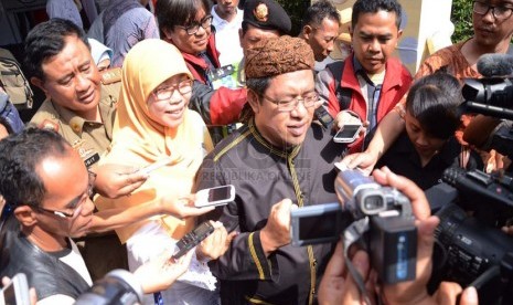  Gubernur Jabar, Ahmad Heryawan diwawancarai awak media usai melakukan pencoblosan di TPS 1 Keluarahan Babakan Ciamis, Kota Bandung, Rabu (9/4). (Republika/Edi Yusuf)