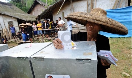 Warga Baduy menyalurkan hak suara saat mengikuti Pemilu Legislatif 2014 di Desa Cikakal Leuwi Bulet, Kecamatan Kanekes, Lebak, Banten, Rabu (9/4). (Republika/Tahta Aidilla)