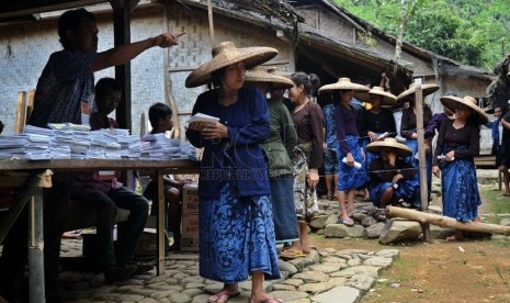 Warga Baduy menyalurkan hak suara saat mengikuti Pemilu Legislatif 2014 di Desa Cikakal Leuwi Bulet, Kecamatan Kanekes, Lebak, Banten, Rabu (9/4). (Republika/Tahta Aidilla)