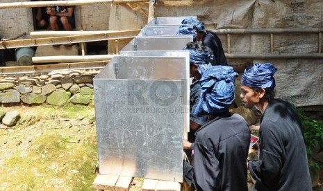 Warga Baduy menyalurkan hak suara saat mengikuti Pemilu Legislatif 2014 di Desa Cikakal Leuwi Bulet, Kecamatan Kanekes, Lebak, Banten, Rabu (9/4). (Republika/Tahta Aidilla)