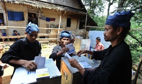 Warga Baduy menyalurkan hak suara saat mengikuti Pemilu Legislatif 2014 di Desa Cikakal Leuwi Bulet, Kecamatan Kanekes, Lebak, Banten, Rabu (9/4). (Republika/Tahta Aidilla)