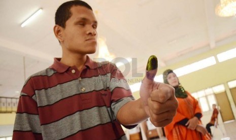  Seorang tuna netra memperlihatkan Tanda tinta di Tempat Pemungutan Suara (TPS) 5 di Aula Bina Netra Wyata Guna, Jl Pajajaran, Kota Bandung, Rabu (9/4). (Republika/Edi Yusuf)