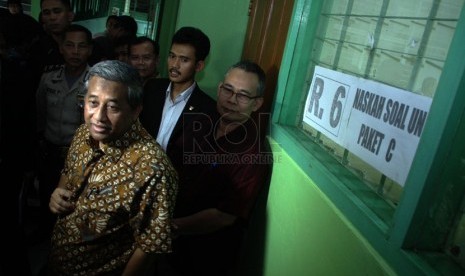   Mendikbud Muhammad Nuh (kiri) meninjau persiapan Ujian Nasional (UN) di SMAN 70, Jakarta Selatan, Ahad (13/4).  (Republika/ Yasin Habibi)