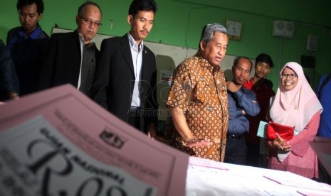   Mendikbud Muhammad Nuh (kedua kanan) bersama Ketua Komisi Perlindungan Anak Indonesia (KPAI) Asrorun Niam Sholeh (tengah) meninjau persiapan Ujian Nasional (UN) di SMAN 35, Jakarta Pusat, Ahad (13/4). (Republika/ Yasin Habibi)