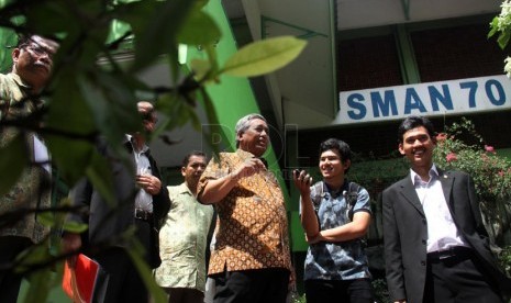   Mendikbud Muhammad Nuh meninjau persiapan Ujian Nasional (UN) di SMAN 70, Jakarta Selatan, Ahad (13/4).  (Republika/ Yasin Habibi)