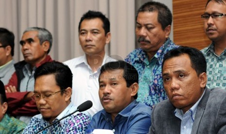 Jajaran pimpinan 27 Dewan Perwakilan Wilayah (DPW) PPP se-Indonesia yang diwakili Ketua DPW PPP Jawa Barat Rachmat Yasin (depan, tengah) memberikan pernyataan sikap kepada DPP PPP di Sentul, Bogor, Ahad (13/4). (Republika/Aditya Pradana Putra)