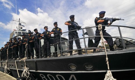 Petugas patroli laut bea dan cukai berada di atas kapal patroli jenis Fast Patrol Boat (FPB) di Pangkalan Sarana Operasi Bea dan Cukai Tanjung Priok, Jakarta Utara, Selasa (15/4). (Antara/Zabur Karuru)