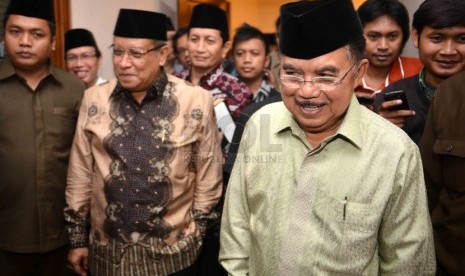 Mantan Wakil Presiden, Jusuf Kalla (kanan) serta Ketua Umum PBNU Said Aqil Siradj (kiri) menjawab pertanyaan wartawan usai melakukan pertemuan tertutup di Gedung PBNU, Jakarta, Rabu (16/4). (Republika/Agung Supriyanto)