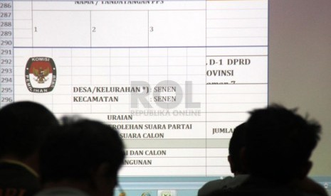 Suasana rekapitulasi surat suara Pileg di Kecamatan Senen, Jakarta Pusat, Rabu (16/4). ( Republika/ Yasin Habibi)