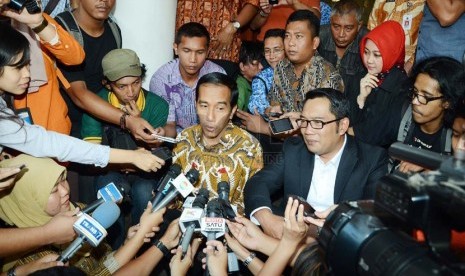  Gubernur Jakarta Joko Widodo (Jokowi) bersama Wali Kota Bandung Ridwan Kamil memberikan keterangan pers di Balai Kota Bandung, Kamis (17/4). (Republika/Edi Yusuf)  