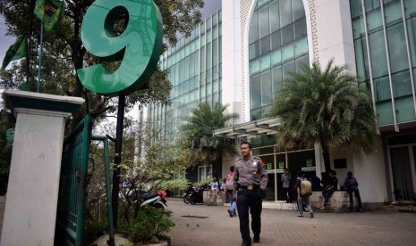  Petugas kepolisian serta simpatisan Partai Persatuan Pembangunan berjaga di depan kantor DPP PPP, Jakarta, Ahad (20/4). (Republika/Agung Supriyanto)