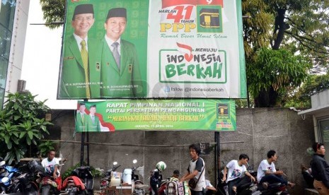  Simpatisan Partai Persatuan Pembangunan berjaga di depan kantor DPP PPP, Jakarta, Ahad (20/4). (Republika/Agung Supriyanto)