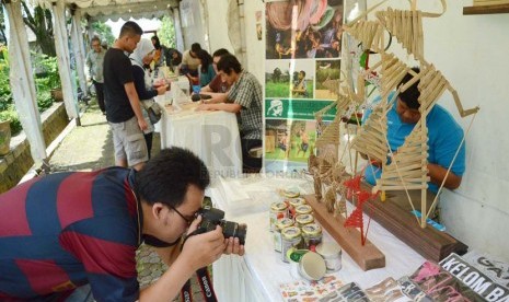   Pengunjung mengamati karya handycraft pada acara 