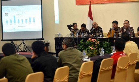  Ketua KPU Jakarta Pusat, Arif Bawono (tengah) memimpin proses pengitungan hasil sementara rekapitulasi suara Pemilu legislatif kota administrasi Jakarta Selatan, Senin (21/4). (Republika/Agung Supriyanto)