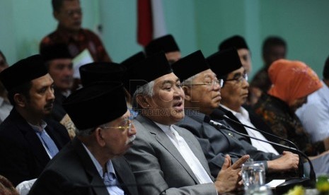  Ketua Majelis Ulama Indonesia (MUI) Din Syamsudin (tengah) berbicara dalam Forum Ukhuwah Islamiyah di Jakarta, Senin (21/4). (Republika/Tahta Aidilla)