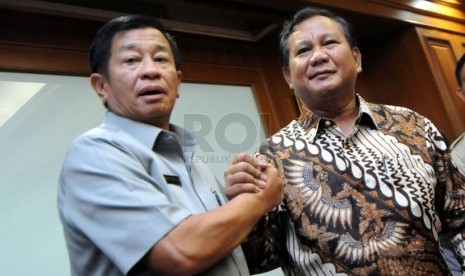 Ketua umum DPP Persatuan Purnawirawan dan Warakawuri TNI dan Polri (Pepabri) Agum Gumelar (kiri) menerima kunjungan capres Partai Gerindra Prabowo Subianto (kanan) di Kantor Pepabri, Jakarta, Selasa (22/4). (Republika/Aditya Pradana Putra)