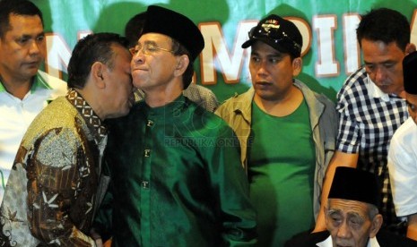   Ketua Umum PPP Suryadharma Ali (kedua kiri) berpelukan dengan Wakil Ketua Umum PPP Hasrul Azwar (kiri) disaksikan Ketua Majelis Syariah PPP KH Maimun Zuber (kanan) usai rapat pleno di Jakarta, Selasa (22/4). (Republika/Aditya Pradana Putra)