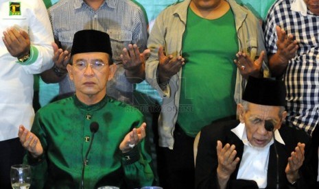  Ketua Umum PPP Suryadharma Ali (kiri) dan Ketua Majelis Syariah PPP KH Maimun Zuber (kanan) beserta jajaran pengurus partai lainnya berdoa bersama usai rapat pleno  DPP PPP di Jakarta, Selasa (22/4). (Republika/Aditya Pradana Putra)