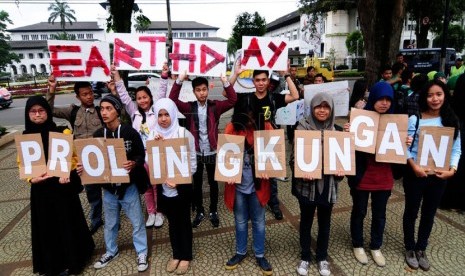 Sejumlah komunitas yang tergabung dalam jaringan komunikasi Hari Bumi melakukan aksi peringati Hari Bumi dengan membawa tema 