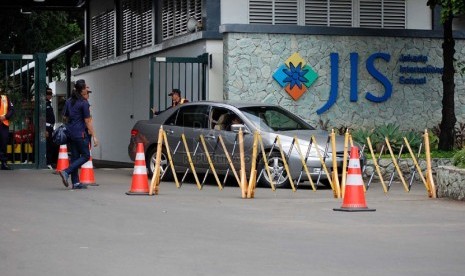 Suasana pengamanan di gerbang masuk Jakarta International School (JIS) Jalan Terogong, Pondok Indah, Jakarta Selatan, Selasa (22/4). (foto: Raisan Al Farisi)