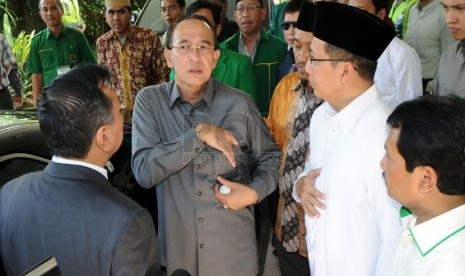  Ketua Umum PPP Suryadharma Ali (kedua kiri) berbincang dengan jajaran petinggi partai yang berseberangan dengan dirinya jelang Mukernas PPP yang digelar kubu Romahurmuzy di Cisarua, Bogor, Rabu (23/4). (Republika/Aditya Pradana Putra)