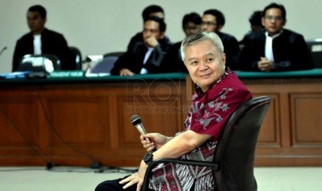  Tersangka kasus dugaan korupsi proyek Sistem Radio Komunikasi Terpadu (SKRT) di Kementerian Kehutanan, Anggoro Widjojo menjalani sidang perdana di Pengadilan Tipikor, Jakarta, Rabu (23/4). ( Republika/Wihdan)