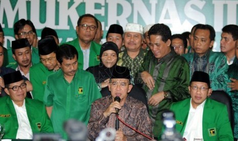   Ketua Umum PPP Suryadharma Ali (tengah) didampingi jajaran pimpinan partai yang sempat berselisih dengan dirinya memberikan keterangan pers usai Mukernas III di Cisarua, Bogor, Kamis (24/4). (Republika/Aditya Pradana Putra)