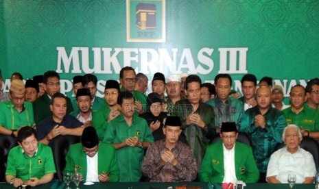 Ketua Umum PPP Suryadharma Ali (tengah) didampingi jajaran pimpinan partai lainnya berdoa bersama usai Mukernas III di Cisarua, Bogor, Kamis (24/4). (Republika/Aditya Pradana Putra)