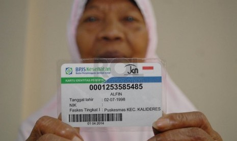   warga binaan Sosial (WBS) menunjukkan kartu BPJS miliknya pada acara penyerahan kartu BPJS Kesehatan di Panti Sosial Bina Insan Bangun Daya 2, Cipayung, Jakarta Timur, Kamis (24/4).  (Republika/Rakhmawaty La'lang)