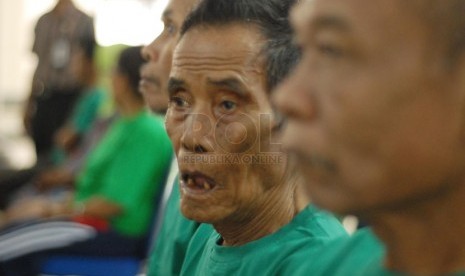  Warga Binaan Sosial menunggu penyerahaan kartu BPJS Kesehatan diPanti Sosial Bina Insan Bangun Daya 2, Cipayung, Jakarta Timur, Kamis (24/4).  (Republika/Rakhmawaty La'lang)