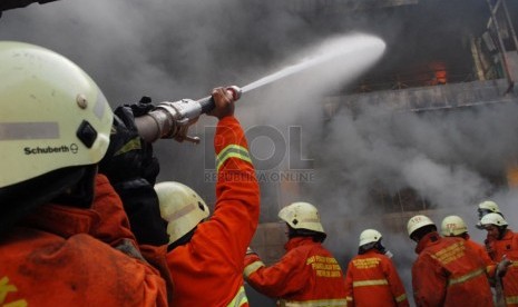 Petugas pemadam kebakaran berusaha untuk memadamkan api yang melalap sejumlah kios di Pasar Senen, Jakarta Pusat, Jumat (25/4). (Republika/Rakhmawaty La'lang)