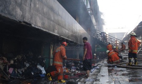 Petugas pemadam kebakaran berusaha untuk memadamkan api yang melalap sejumlah kios di Pasar Senen, Jakarta Pusat, Jumat (25/4). (Republika/Rakhmawaty La'lang)