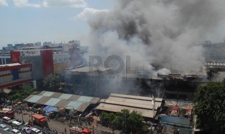   Suasana kebakaran yang melanda Pasar Senen, Jakarta Pusat, Jumat (25/4).  (Republika/Rakhmawaty La'lang)