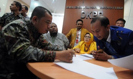 Sejumlah calon legislatif dari beberapa parpol di Kabupaten Bandung Barat melaporkan pelanggaran Pileg 2014 di Dewan Kehormatan Penyelenggara Pemilu (DKPP), Jakarta, Jumat (25/4). (Republika/Aditya Pradana Putra)