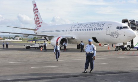 Sejumlah personel TNI AU berjaga di samping pesawat Virgin Australia menyusul adanya informasi pembajakan, setibanya di Bandara Ngurah Rai, Denpasar, Jumat (25/4). (Antara/Nyoman Budhiana)