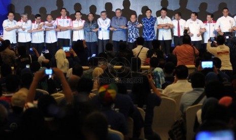  Ketua Umum Partai Demokrat (PD) Susilo Bambang Yudhoyono (tengah) berfoto bersama para peserta Konvensi Calon Presiden PD dan jajaran petinggi partai usai debat putaran final di Jakarta, Ahad (27/4). (Republika/Aditya Pradana Putra)