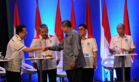   Ketua Umum Partai Demokrat (PD) Susilo Bambang Yudhoyono menjabat tangan para peserta debat putaran final Konvensi Calon Presiden PD di Jakarta, Ahad (27/4). (Republika/Aditya Pradana Putra)