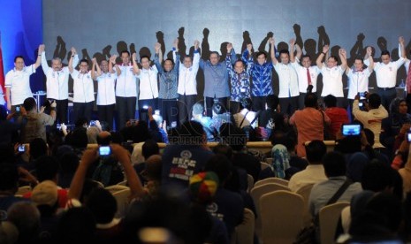  Ketua Umum Partai Demokrat (PD) Susilo Bambang Yudhoyono (tengah) berfoto bersama para peserta Konvensi Calon Presiden PD dan jajaran petinggi partai usai debat putaran final di Jakarta, Ahad (27/4). (Republika/Aditya Pradana Putra)