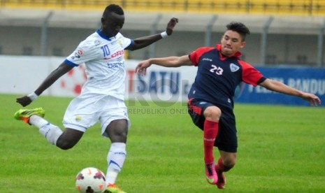  Pemain Pelita Bandung Raya Kim Jeffrey Kurniawan (kanan) mencoba menghadang pemain Persib Bandung Konate (kiri) pada laga Indonesia Super League di Stadion Si Jalak Harupat, Soreang, Kabupaten Bandung, Ahad(27/4). (foto:Septianjar Muharam) 